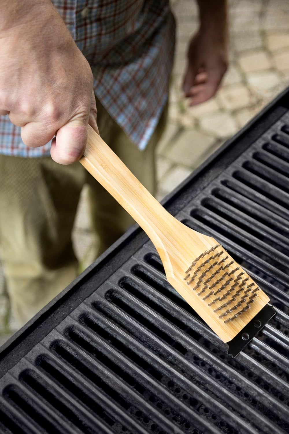 QV40 Verde Collection Grill Brush and Scraper, 14.5 Inches, Bamboo Handle