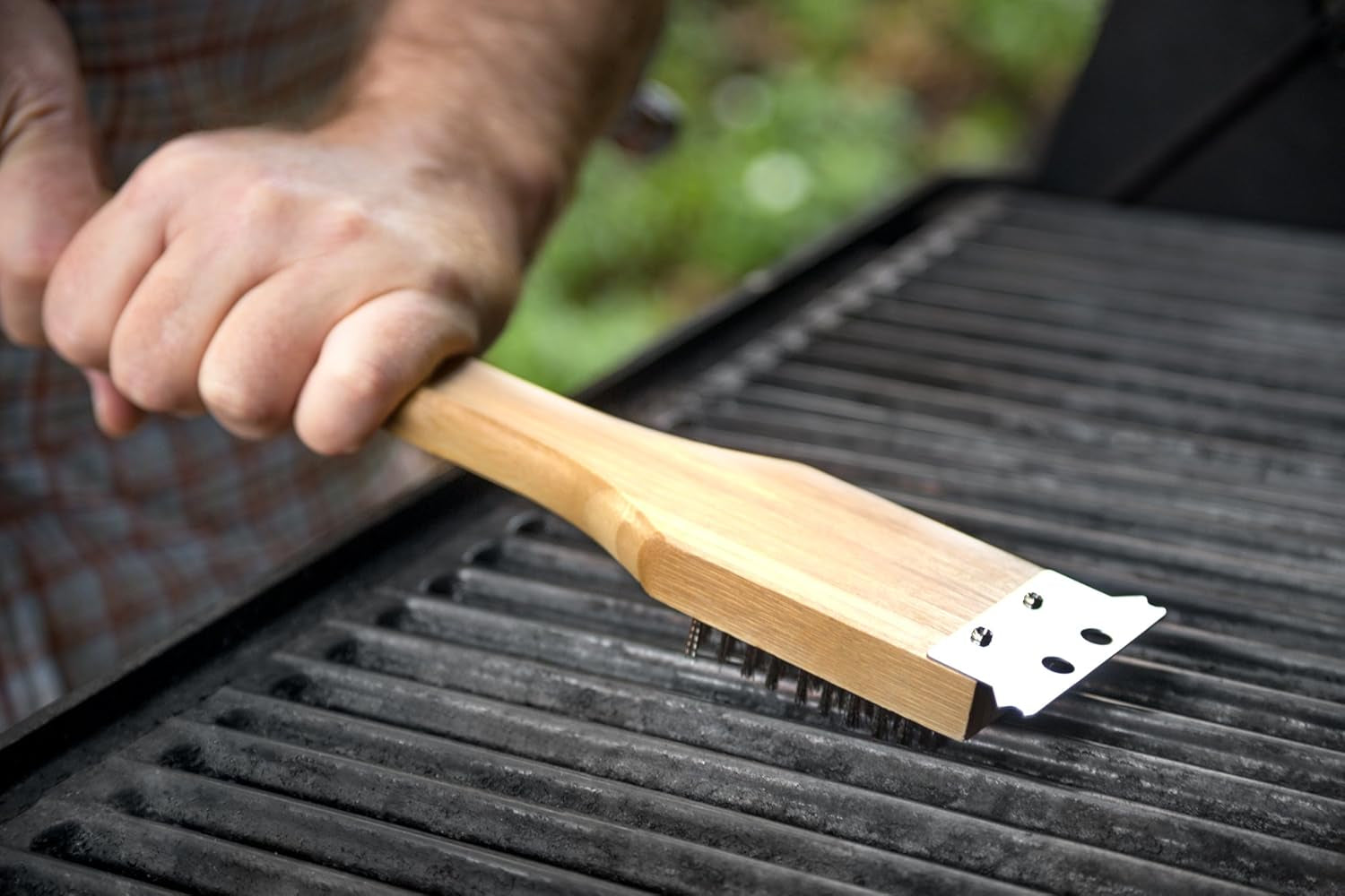 QV40 Verde Collection Grill Brush and Scraper, 14.5 Inches, Bamboo Handle