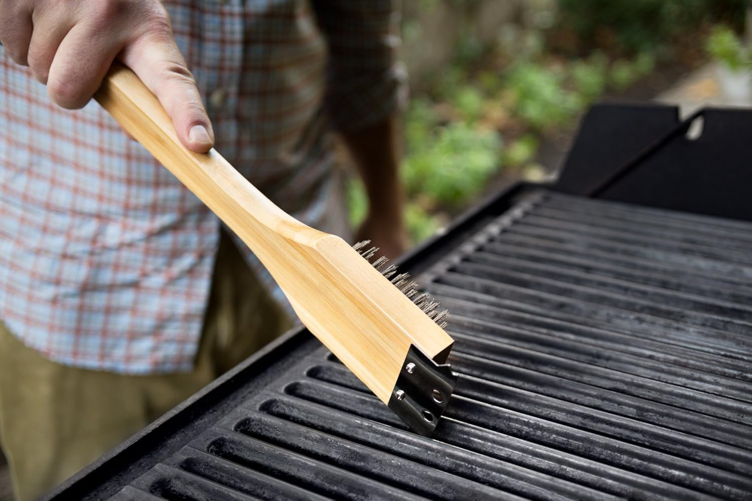 QV40 Verde Collection Grill Brush and Scraper, 14.5 Inches, Bamboo Handle