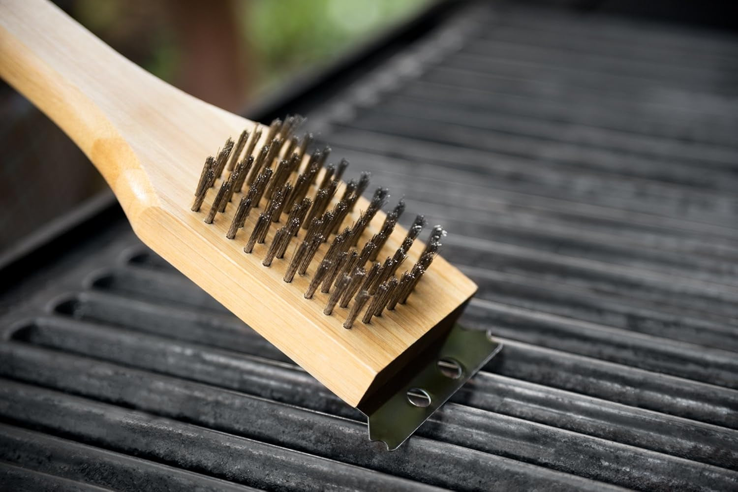 QV40 Verde Collection Grill Brush and Scraper, 14.5 Inches, Bamboo Handle